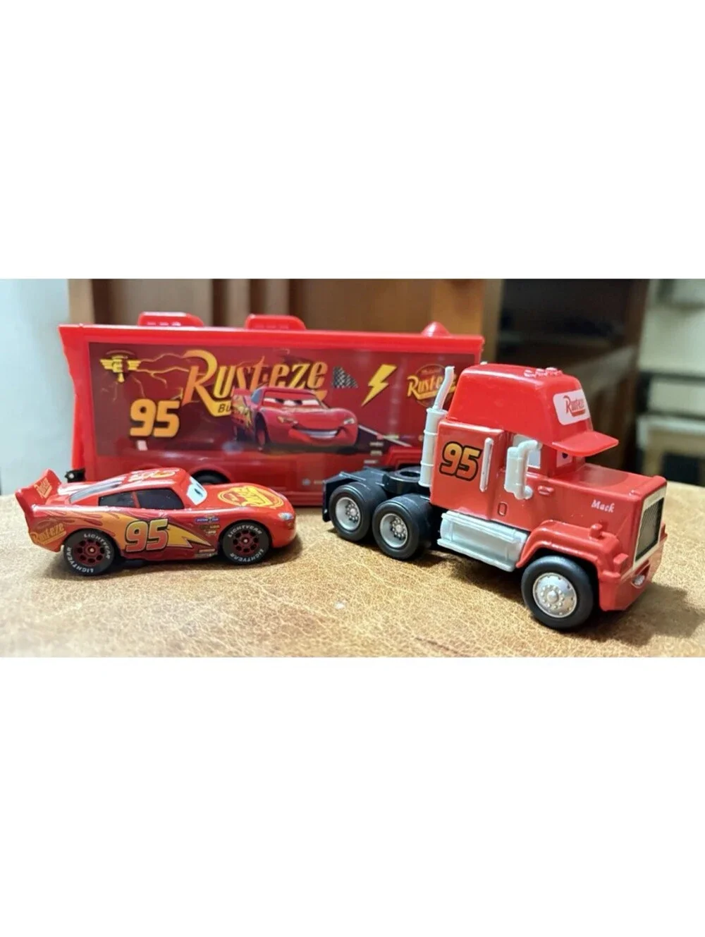 Disney Pixar Cars Mack Lightning McQueen's Hauler 1:55 Scale With Car